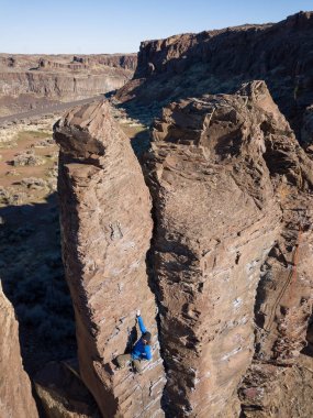 Sarp bir uçurum güneşli kış gün boyunca bir kaya tırmanma hava görünümünü. Fransız Coulee, Vantage, Washington, Amerika'da alınan.