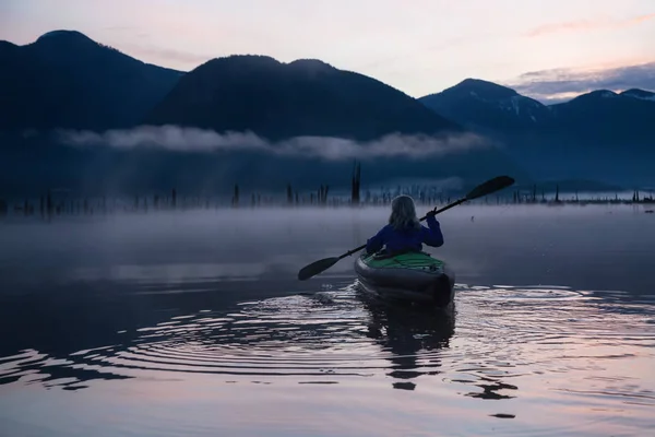 Kajakfahren in einem See — Stockfoto
