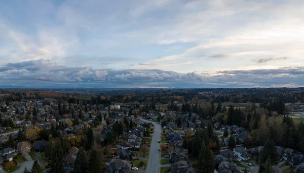 Vista Panorâmica Aérea Bairro Suburbano Durante Pôr Sol Vibrante Nublado — Fotografia de Stock