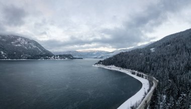 Hava panoramik Kanada dağ manzarası bir kış sabahı sırasında dikkat çekici. Mara göl kenarında Sicamous, British Columbia, Kanada, alınan.