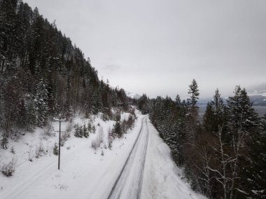 Hava panoramik bir yol kış Kanada manzara gidiyor. Nelson, British Columbia, Kanada alınan.