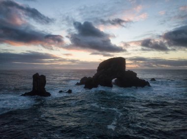 Hava panoramik deniz manzarası görünüm sırasında canlı bir kış günbatımı çarpıcı. Oregon kıyılarında, Kuzey Amerika alınan.
