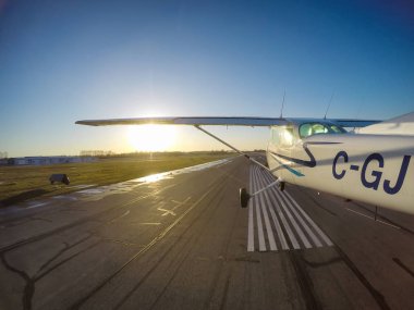 Pitt Meadows, büyük Vancouver, British Columbia, Kanada - 22 Şubat 2018 - küçük uçak, Cessna 172, canlı bir kış aylarında pist günbatımı alarak.