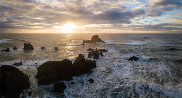 震撼和戏剧性的全景鸟瞰的岩石太平洋在一个充满活力的冬季日落 在俄勒冈海岸 北美洲被采取 — 图库照片