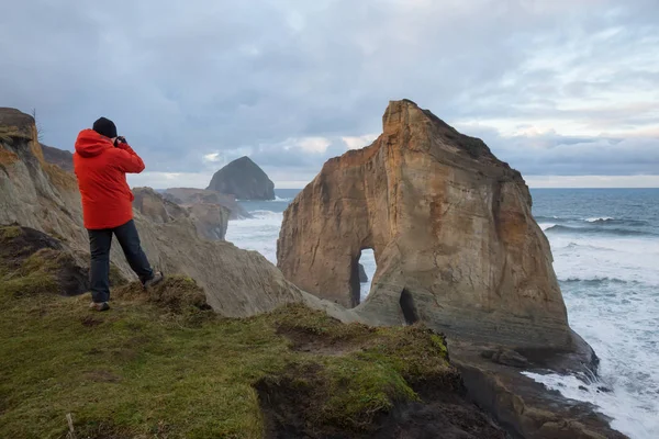 Fotós Fotózni Gyönyörű Tengerparti Kilátás Oregon Coast Során Cape Kiwanda — Stock Fotó