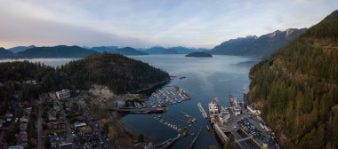 Hava panoramik Horseshoe Bay ve Feribot Terminali'ne canlı bir bulutlu akşam sırasında. Batı Vancouver, British Columbia, Kanada alınan.