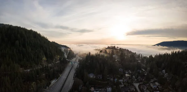 空中鸟瞰的雾覆盖马蹄湾在豪声 在加拿大不列颠哥伦比亚省西温哥华拍摄 — 图库照片