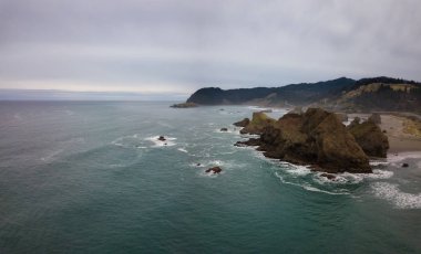 Hava panoramik durağındayım Pasifik Okyanusu kıyı bulutlu kış sabahı sırasında. Oregon kıyılarında, Kuzey Amerika alınan.