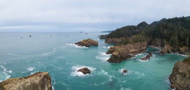 Pasifik Okyanusu sahilinde karayolu hava panoramik manzaralı bir bulutlu kış sabahı sırasında. Oregon kıyılarında, Kuzey Amerika alınan.