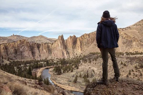 Uomo Che Gode Bellissimo Paesaggio Montano Americano Durante Una Vivace — Foto Stock