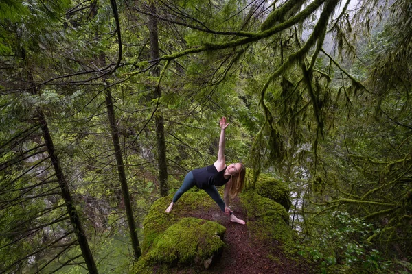 Young Caucasian Girl Está Practicando Yoga Selva Tropical Tomado Capilano —  Fotos de Stock