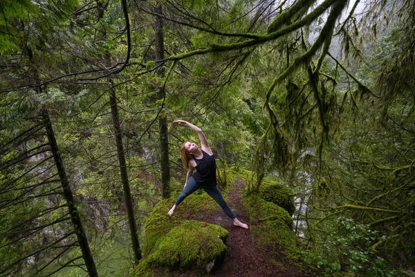 Young Caucasian Girl Está Practicando Yoga Selva Tropical Tomado Capilano —  Fotos de Stock