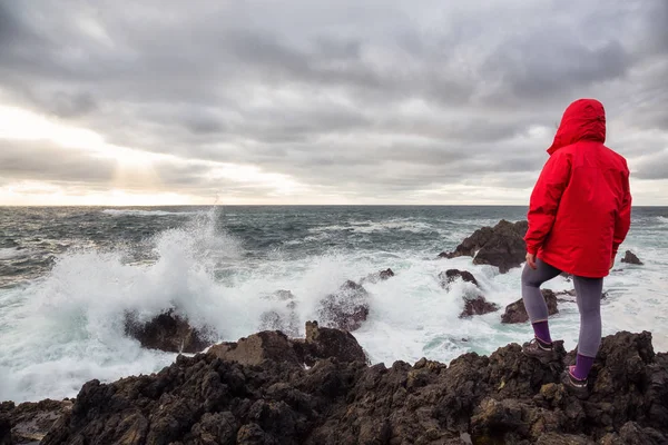 Mujer Con Una Chaqueta Color Rojo Brillante Está Viendo Las — Foto de Stock