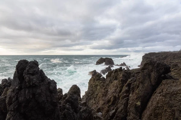 Vackra Seascape Över Den Steniga Stranden Vid Stilla Havet Kusten — Stockfoto