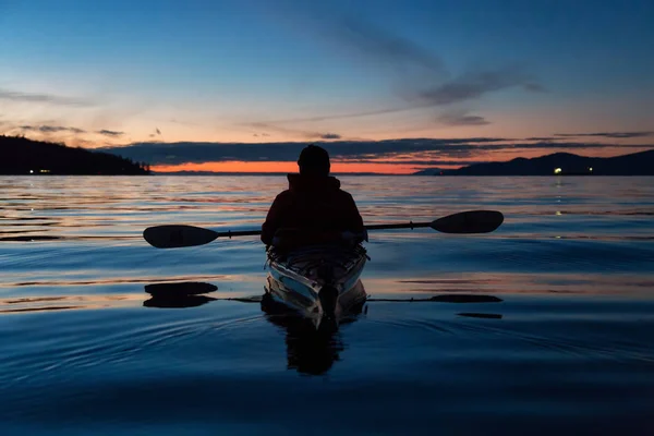 Man Paddla Kajak Havskajak Pulserande Solnedgång Tas Nära Jeriko Beach — Stockfoto