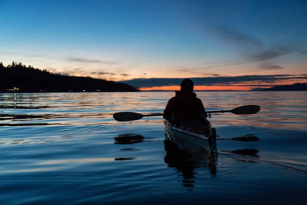 Hombre Kayak Kayak Mar Durante Una Puesta Sol Vibrante Tomado — Foto de Stock