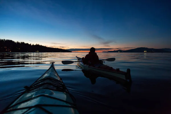 活気のある日没時に男カヤック シーカヤック エリコ ビーチ バンクーバー ブリティッシュ コロンビア州 カナダの近くに撮影 — ストック写真