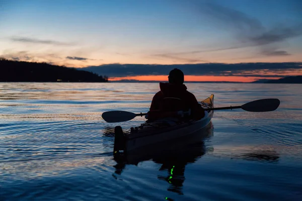 Hombre Kayak Kayak Mar Durante Una Puesta Sol Vibrante Tomado — Foto de Stock