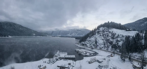 Beeindruckende Luftaufnahme Der Kanadischen Berglandschaft Einem Wintermorgen Aufgenommen Mara See — Stockfoto