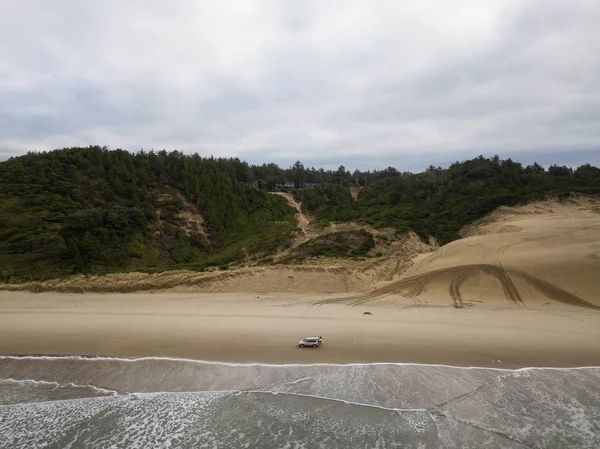 Letecký Pohled Auto Zaparkované Písečné Pláži Oregonském Pobřeží — Stock fotografie