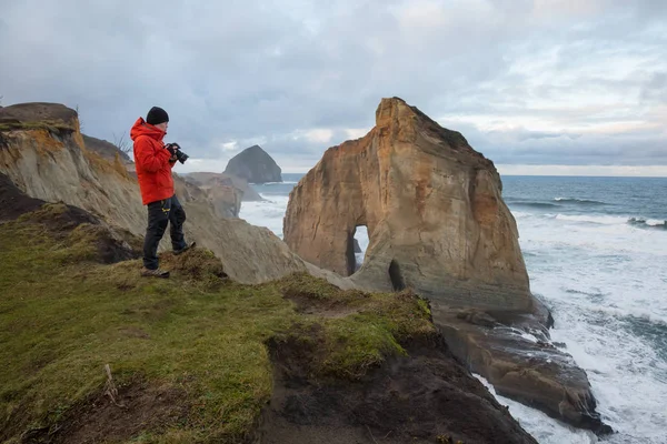 Fotógrafo Está Tomando Fotos Hermosa Vista Mar Costa Oregon Tomado —  Fotos de Stock