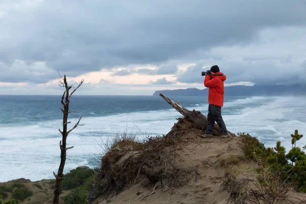 Fotógrafo Está Tomando Fotos Hermosa Vista Mar Costa Oregon Tomado — Foto de Stock