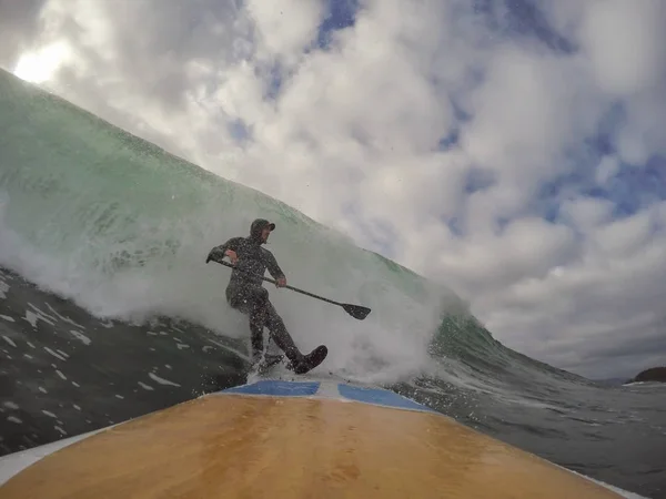 Uomo Uno Standup Paddle Board Sta Remando Nell Oceano Preso — Foto Stock
