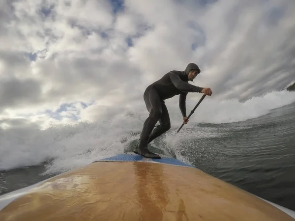 Homem Numa Prancha Remo Está Remar Oceano Tomado Tofino Vancouver — Fotografia de Stock