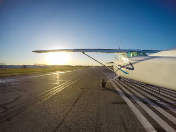 Kleine Flugzeuge Die Während Eines Lebendigen Winteruntergangs Über Die Stadt — Stockfoto