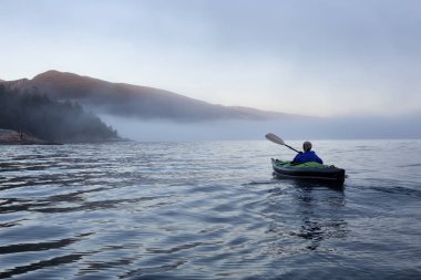 Maceracı kadın canlı kış günbatımı sırasında şişme bir kayık macera aktivite var. Horseshoe Bay, Batı Vancouver, Bc, Kanada çekilmiş. Konsept: Macera, tatil, tatil, keşfetmek