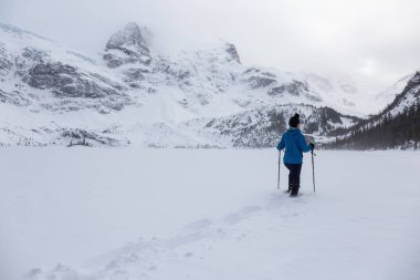 Macera kadın güzel Kanada kar kaplı manzara içinde kış döneminde yürüyüş. Joffre Gölü, Vancouver, British Columbia, Kanada kuzeyindeki alınan.