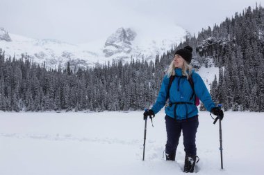 Macera kadın güzel Kanada kar kaplı manzara içinde kış döneminde snowshoeing. Joffre Gölü, Vancouver, British Columbia, Kanada kuzeyindeki alınan.