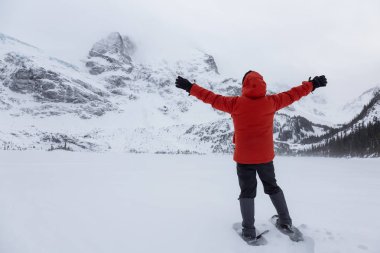 Renkli bir kıyafet macera adam Kollarını açarak güzel Kanada manzara keyif alıyor. Joffre Gölü, Vancouver, British Columbia, Kanada kuzeyindeki alınan.
