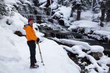 Yanında güzel bir şelale kış vahşi doğada ayakta macera adam. Joffre göller, Vancouver, British Columbia, Kanada kuzeyindeki çekilmiş. Konsept: Macera, tatil