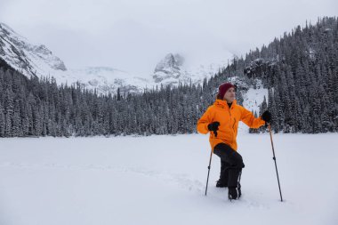 Macera adamı renkli kıyafet güzel Kanada manzara yürüyüş. Joffre Gölü, Vancouver, British Columbia, Kanada kuzeyindeki alınan.
