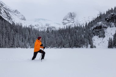 Macera adamı renkli kıyafet güzel Kanada manzara yürüyüş. Joffre Gölü, Vancouver, British Columbia, Kanada kuzeyindeki alınan.