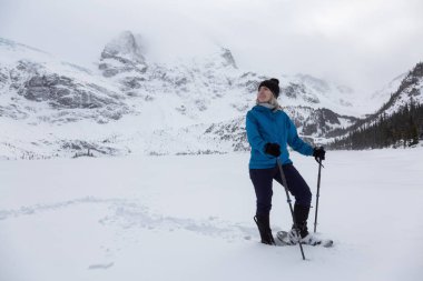 Macera kadın güzel Kanada kar kaplı manzara içinde kış döneminde yürüyüş. Joffre Gölü, Vancouver, British Columbia, Kanada kuzeyindeki alınan.