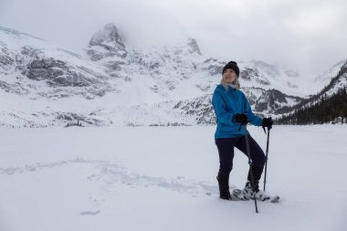 Macera kadın güzel Kanada kar kaplı manzara içinde kış döneminde yürüyüş. Joffre Gölü, Vancouver, British Columbia, Kanada kuzeyindeki alınan.