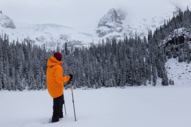Macera adamı renkli kıyafet güzel Kanada manzara yürüyüş. Joffre Gölü, Vancouver, British Columbia, Kanada kuzeyindeki alınan.