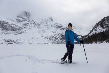 Macera kadın güzel Kanada kar kaplı manzara içinde kış döneminde yürüyüş. Joffre Gölü, Vancouver, British Columbia, Kanada kuzeyindeki alınan.