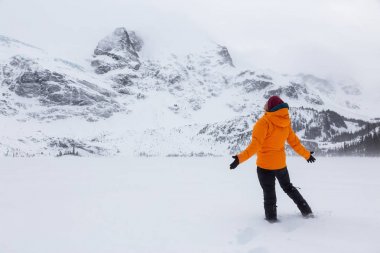 Renkli bir kıyafet macera adam Kollarını açarak güzel Kanada manzara keyif alıyor. Joffre Gölü, Vancouver, British Columbia, Kanada kuzeyindeki alınan.