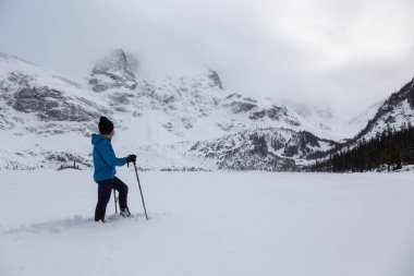 Macera kadın güzel Kanada kar kaplı manzara içinde kış döneminde yürüyüş. Joffre Gölü, Vancouver, British Columbia, Kanada kuzeyindeki alınan.