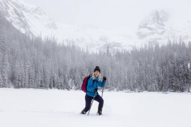 Macera kadın güzel Kanada kar kaplı manzara içinde kış döneminde snowshoeing. Joffre Gölü, Vancouver, British Columbia, Kanada kuzeyindeki alınan.