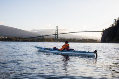 Parlak ve canlı sabah sırasında Deniz kanosu Lions Gate Köprüsü ve Stanley Parkı çevresinde. Vancouver, British Columbia, Kanada alınan.