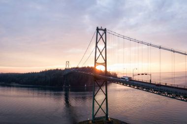 Bir ünlü dönüm noktası, Lions Gate Köprüsü, güzel ve canlı bir gün batımı sırasında hava panoramik manzaralı. Vancouver, British Columbia, Kanada alınan.