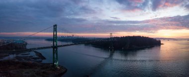 Hava panoramik bir ünlü dönüm noktası, Lions Gate Köprüsü, canlı bir gün batımı sırasında arka planda şehir şehir manzarası ile. Vancouver, British Columbia, Kanada alınan.
