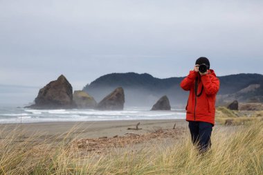 Fotoğrafçı Oregon kıyılarında Deniz kenarındaki güzel görünümü fotoğrafını çekmek. Bir bulutlu kış günü sırasında alınan.
