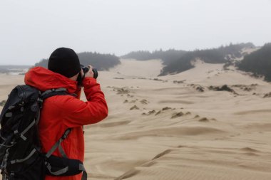 Güzel manzara resimleri alarak fotoğrafçı. Oregon Dunes Ulusal rekreasyon alanı, Reedsport, Oregon kıyılarında, ABD alınan.