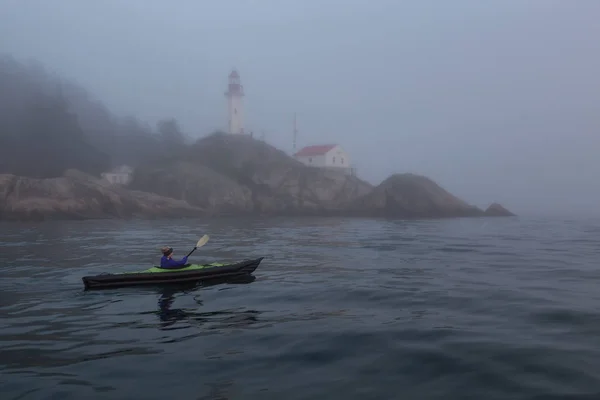 Mulher Aventurosa Caiaque Mar Perto Farol Durante Pôr Sol Inverno — Fotografia de Stock