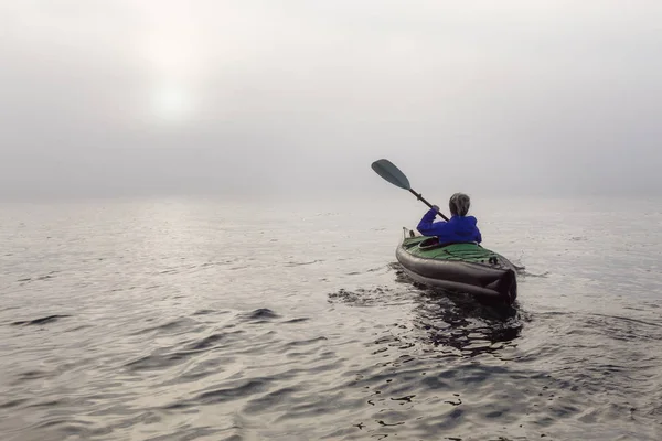 Chica Kayak Kayak Inflable Howe Sound Durante Una Puesta Sol —  Fotos de Stock